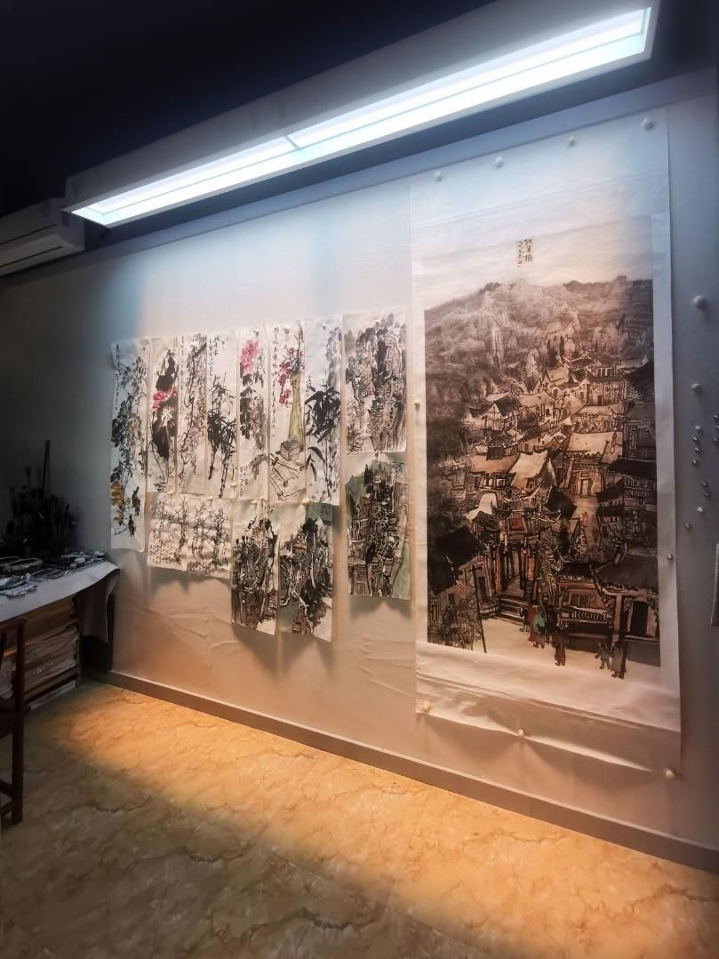 Linear artificial skylights illuminating scroll paintings in a gallery
