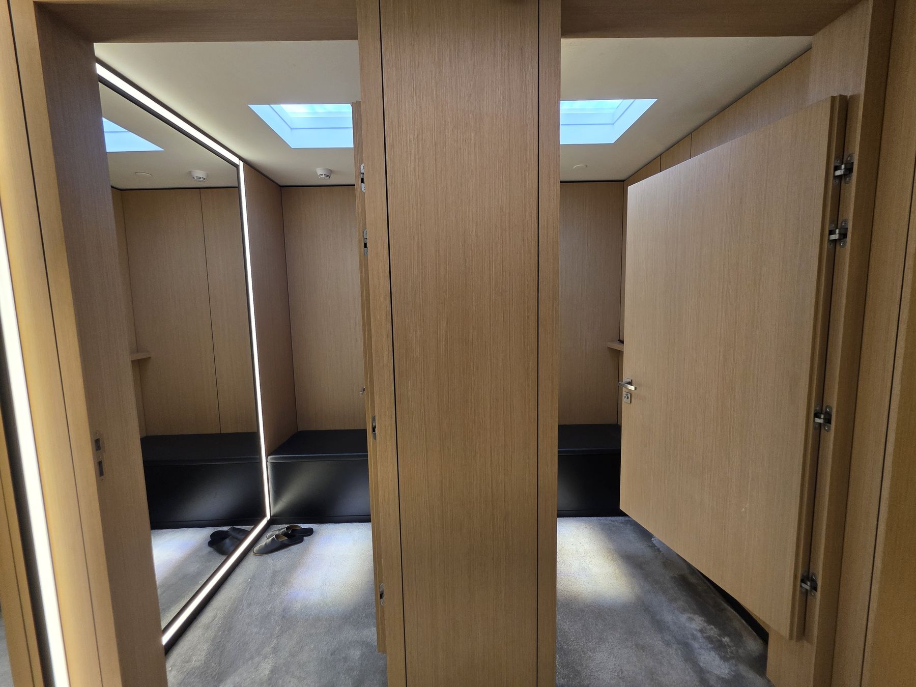Compact artificial skylight in a fashion retail fitting room