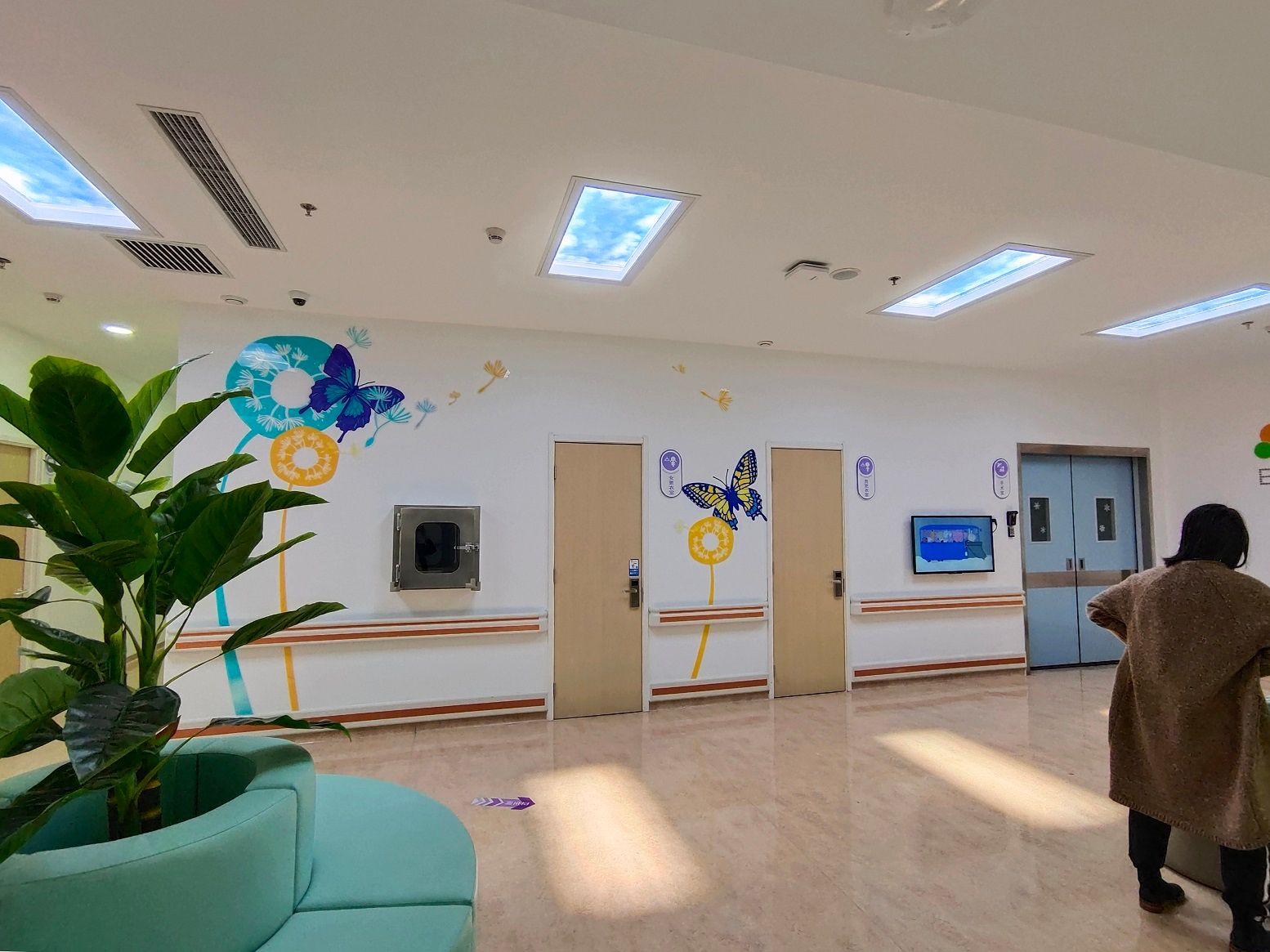 Sollux skylights in a bright hospital waiting area