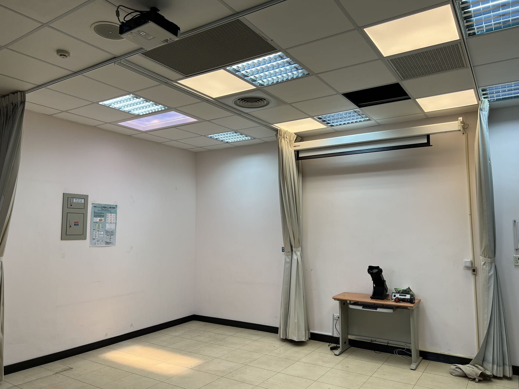 Static cloud artificial skylight above a university seminar room